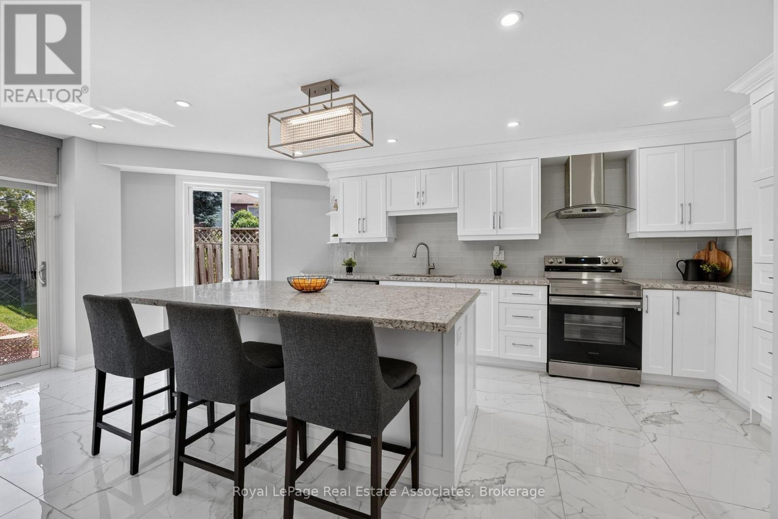 3346 Chartrand Crescent, Mississauga, ON - Indoor Photo Showing Kitchen With Upgraded Kitchen
