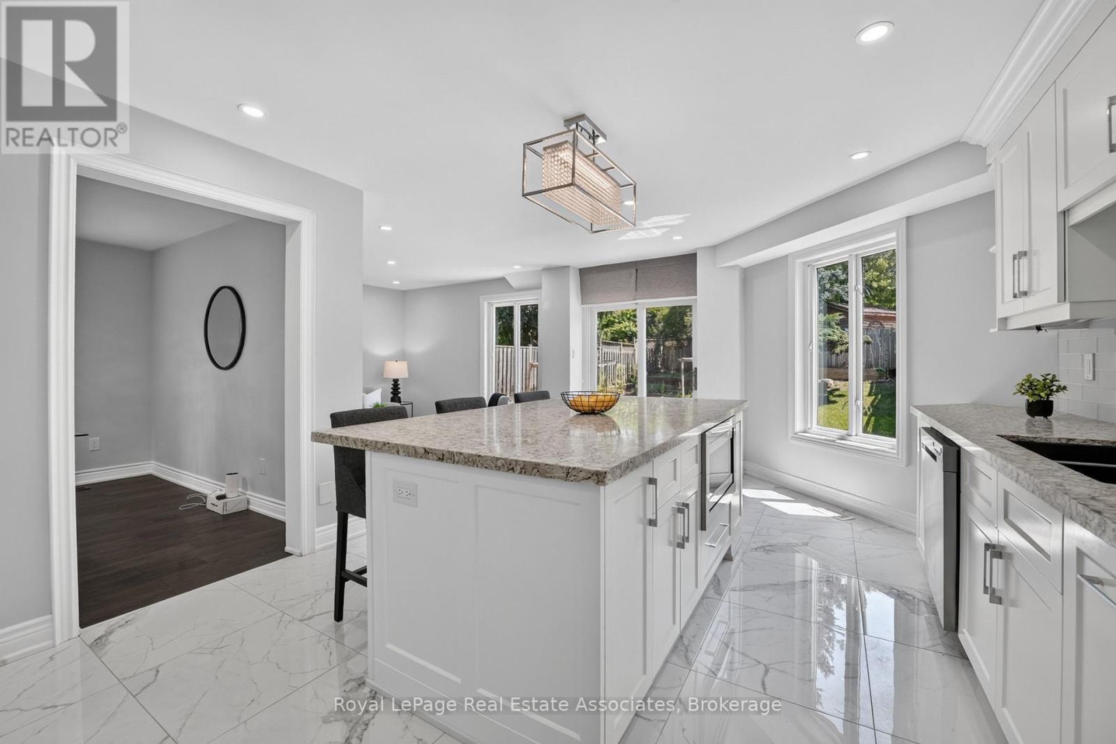 3346 Chartrand Crescent, Mississauga, ON - Indoor Photo Showing Kitchen With Upgraded Kitchen