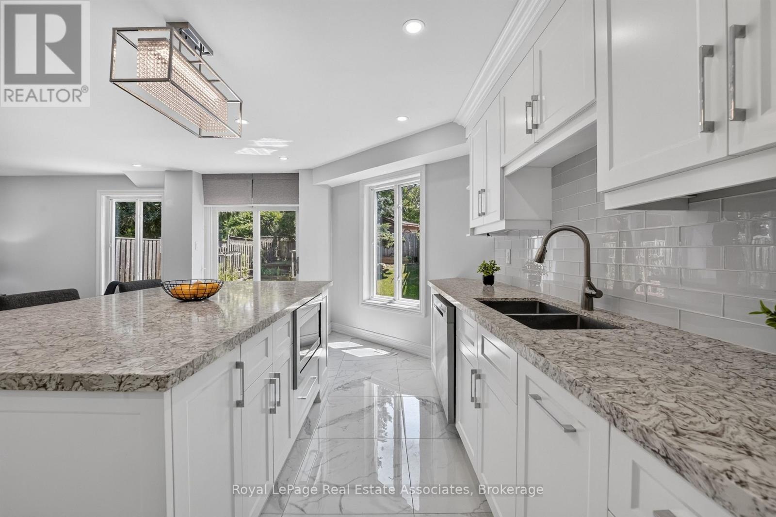 3346 Chartrand Crescent, Mississauga, ON - Indoor Photo Showing Kitchen With Double Sink With Upgraded Kitchen