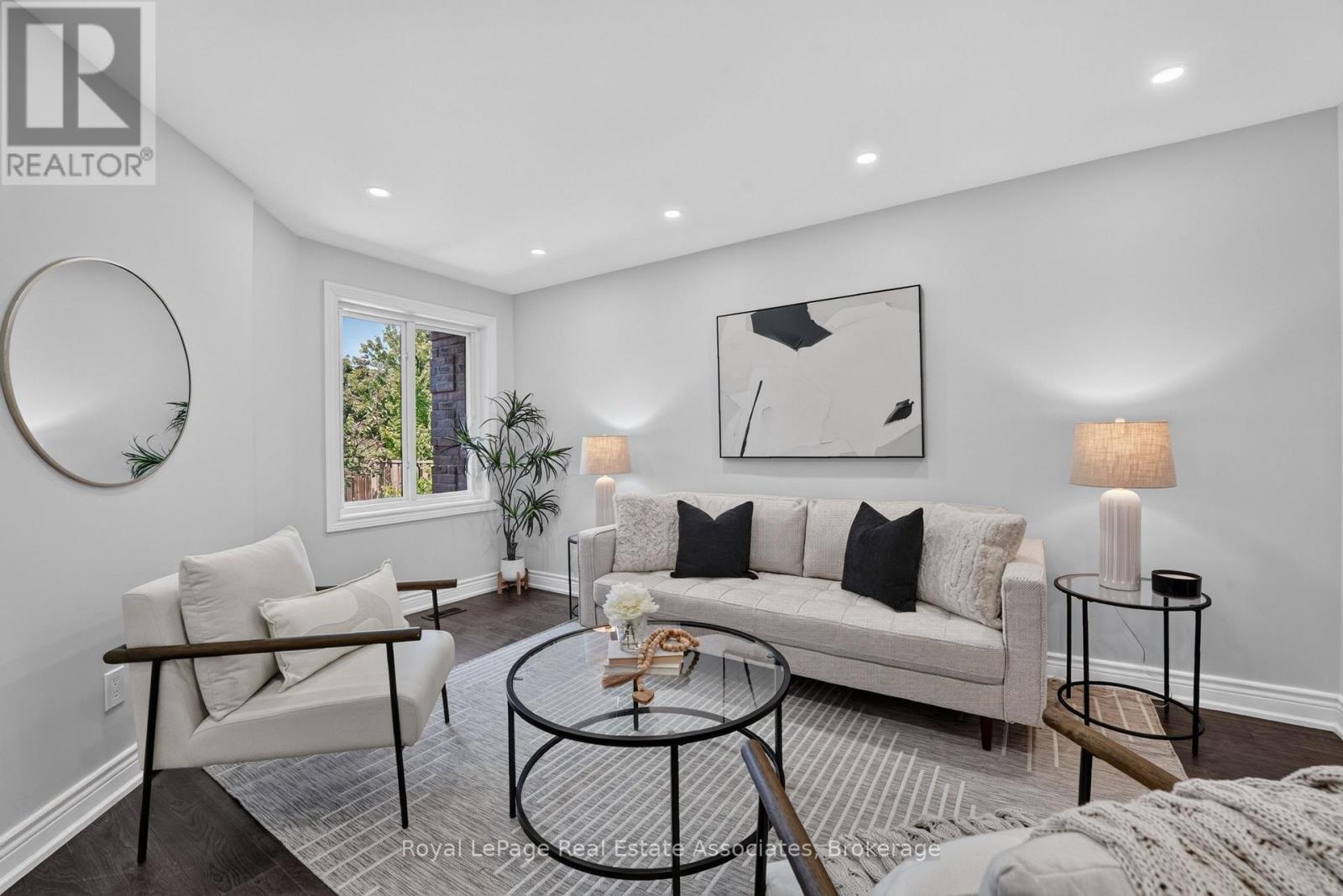 3346 Chartrand Crescent, Mississauga, ON - Indoor Photo Showing Living Room