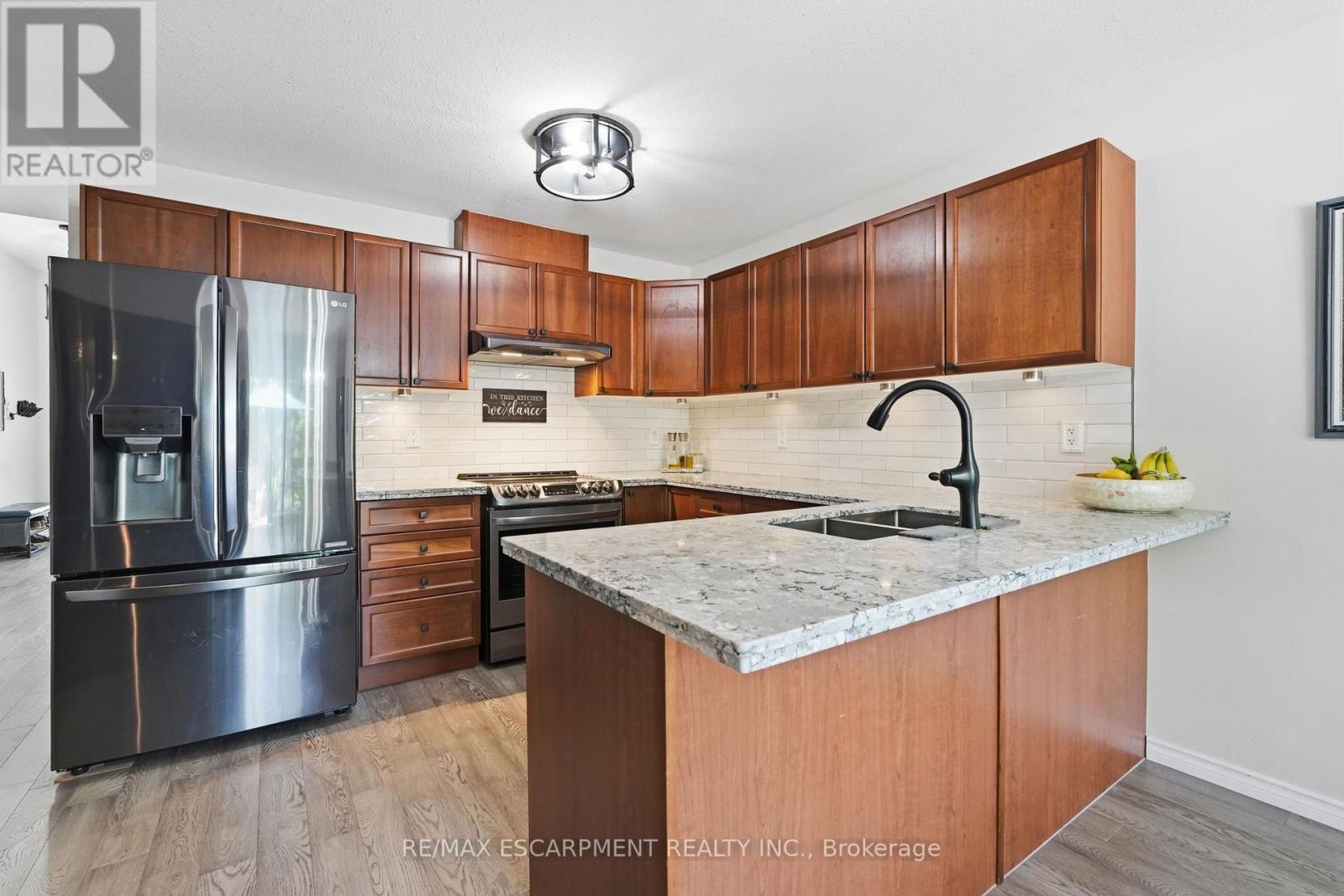 40 Maich Crescent, Brantford, ON - Indoor Photo Showing Kitchen With Double Sink With Upgraded Kitchen