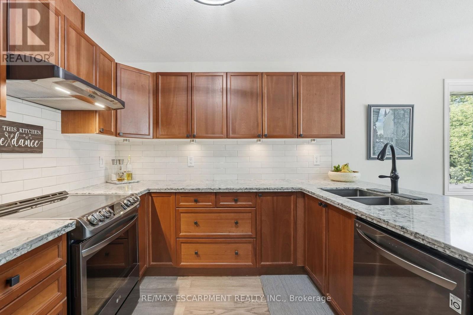 40 Maich Crescent, Brantford, ON - Indoor Photo Showing Kitchen With Double Sink With Upgraded Kitchen