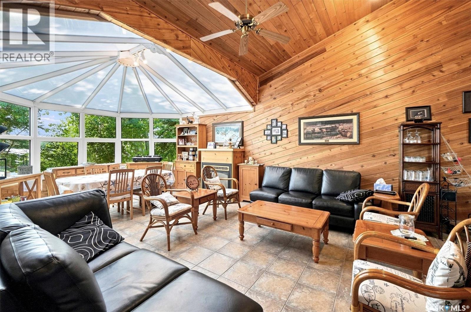 Siba Beach, Wakaw Lake, SK - Indoor Photo Showing Living Room
