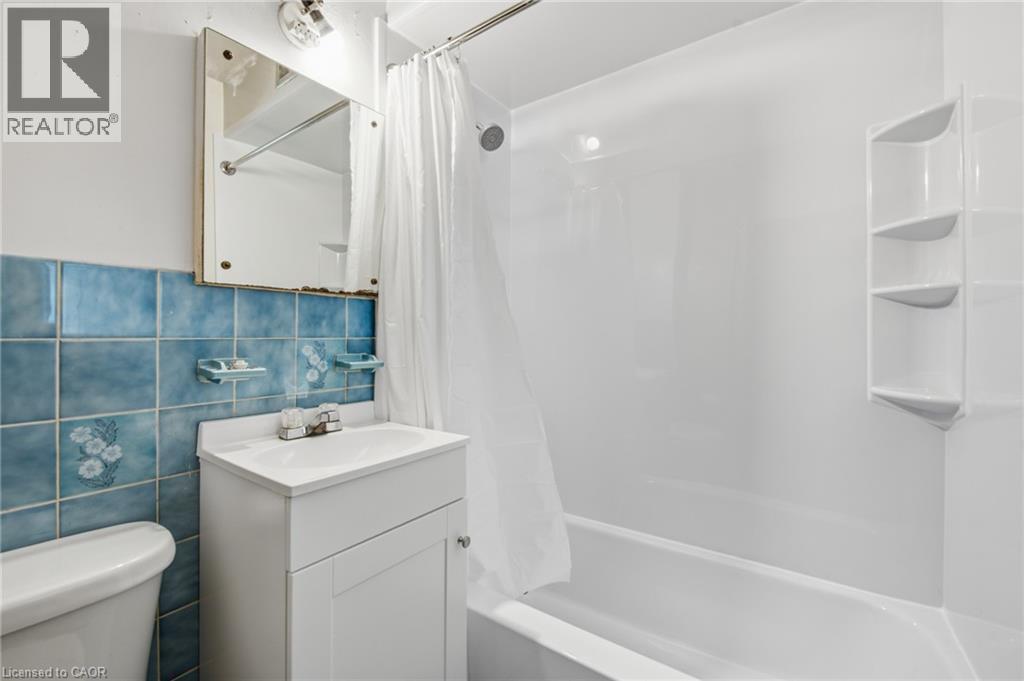 33 Belmont Avenue E, Kitchener, ON - Indoor Photo Showing Bathroom