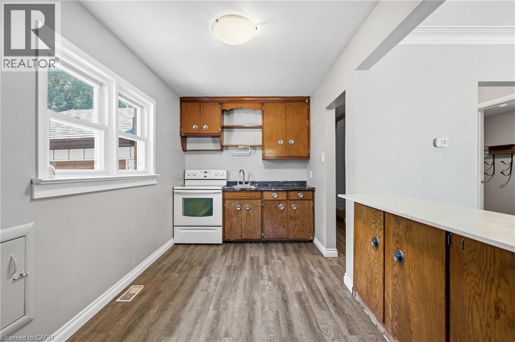 33 Belmont Avenue E, Kitchener, ON - Indoor Photo Showing Kitchen