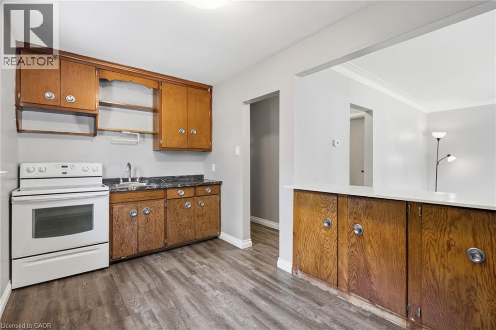 33 Belmont Avenue E, Kitchener, ON - Indoor Photo Showing Kitchen