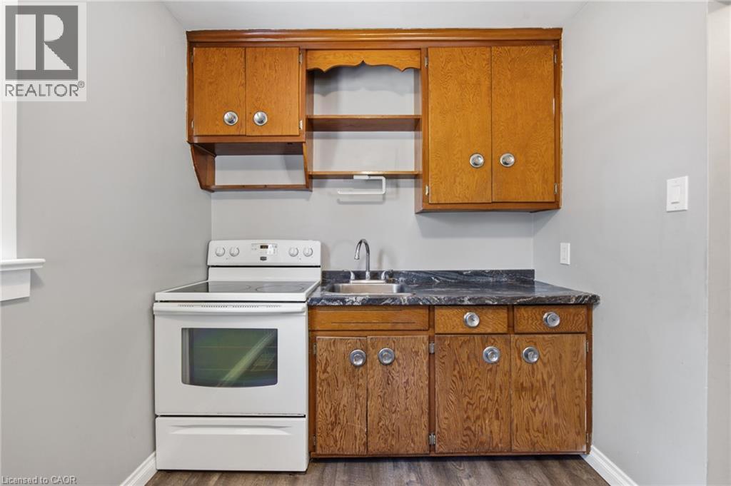 33 Belmont Avenue E, Kitchener, ON - Indoor Photo Showing Kitchen
