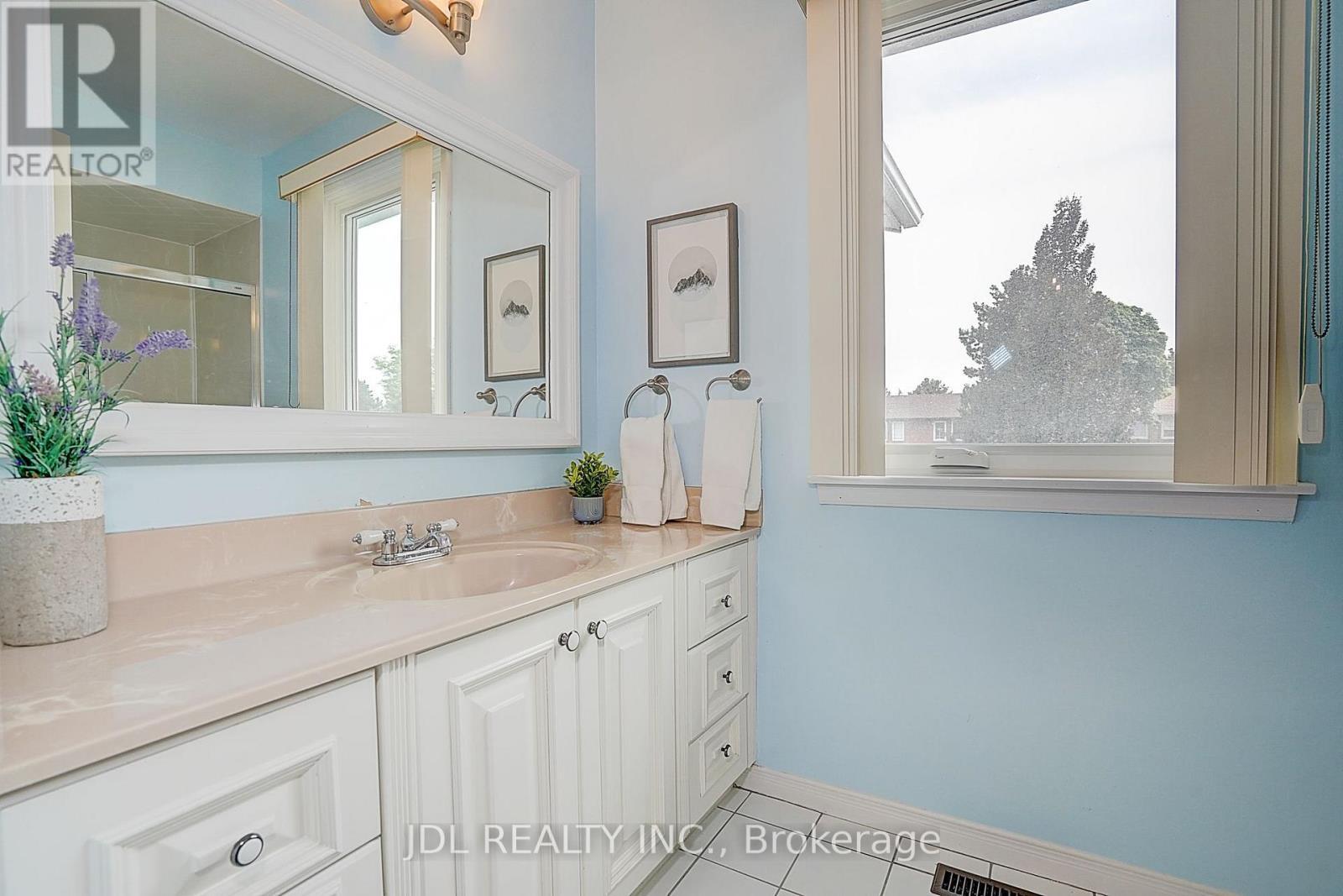 20 Mossgrove Trail, Toronto, ON - Indoor Photo Showing Bathroom