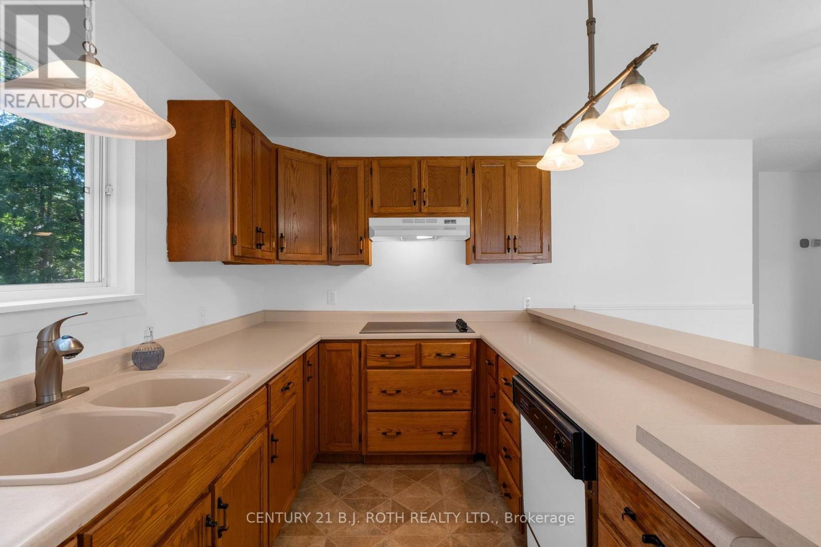 957 7Th Line, Innisfil, ON - Indoor Photo Showing Kitchen With Double Sink