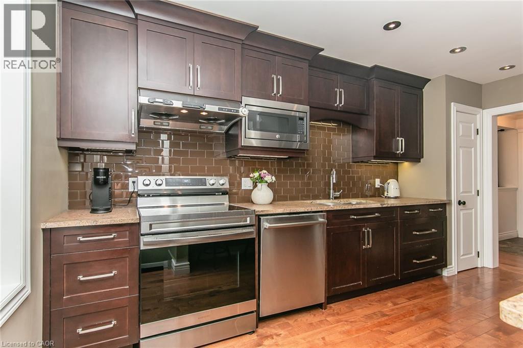 210 Dawson Street, Waterloo, ON - Indoor Photo Showing Kitchen With Upgraded Kitchen