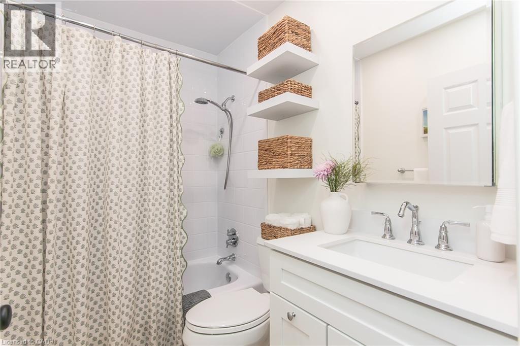 210 Dawson Street, Waterloo, ON - Indoor Photo Showing Bathroom