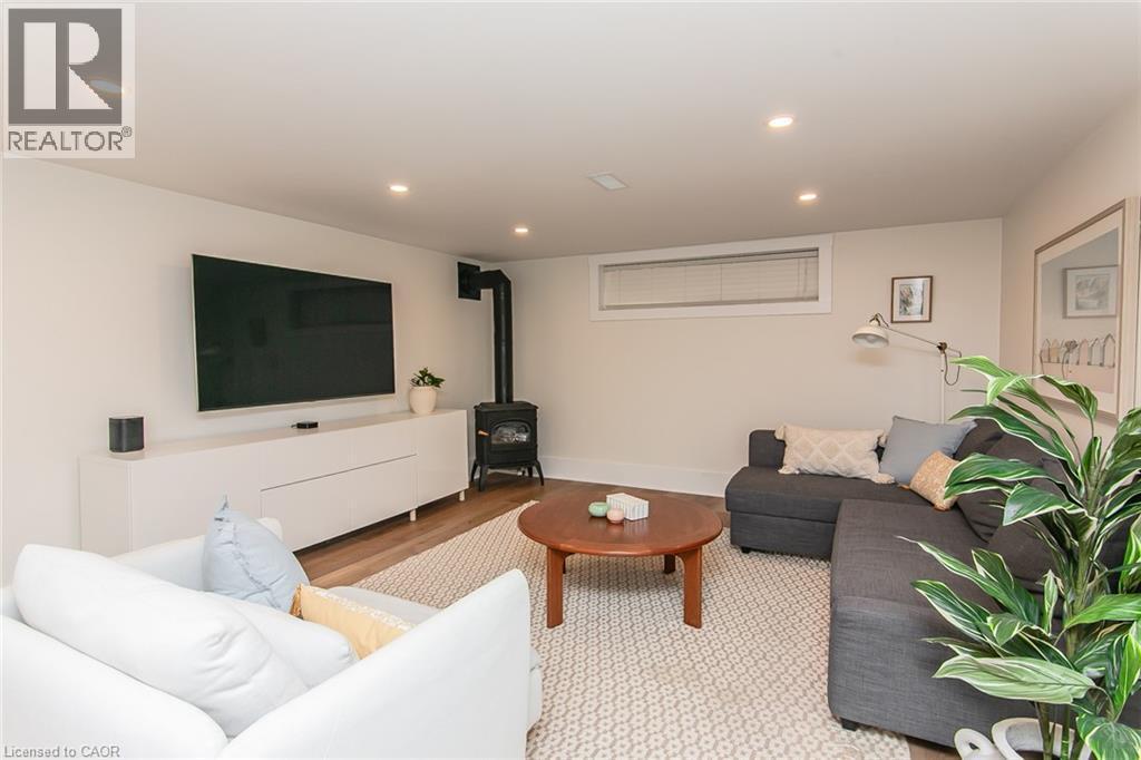 210 Dawson Street, Waterloo, ON - Indoor Photo Showing Living Room