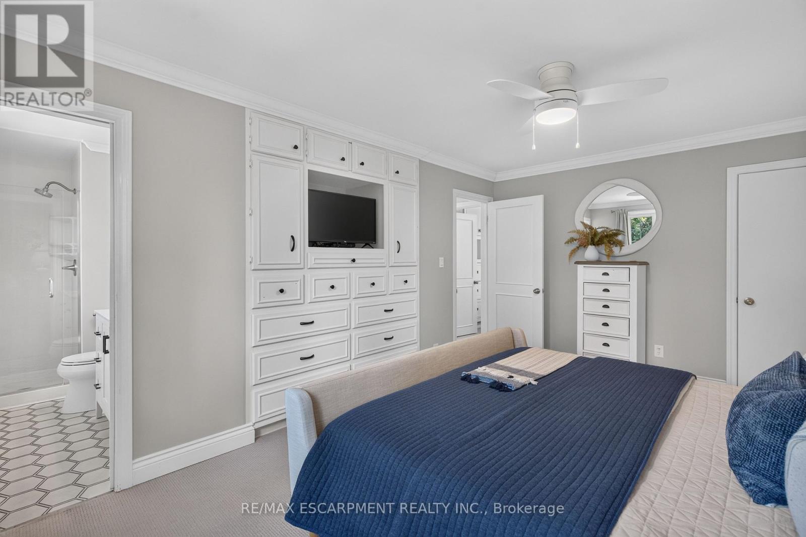 En-suite + walk-in closet - 4461 Tremineer Avenue, Burlington, ON - Indoor Photo Showing Bedroom