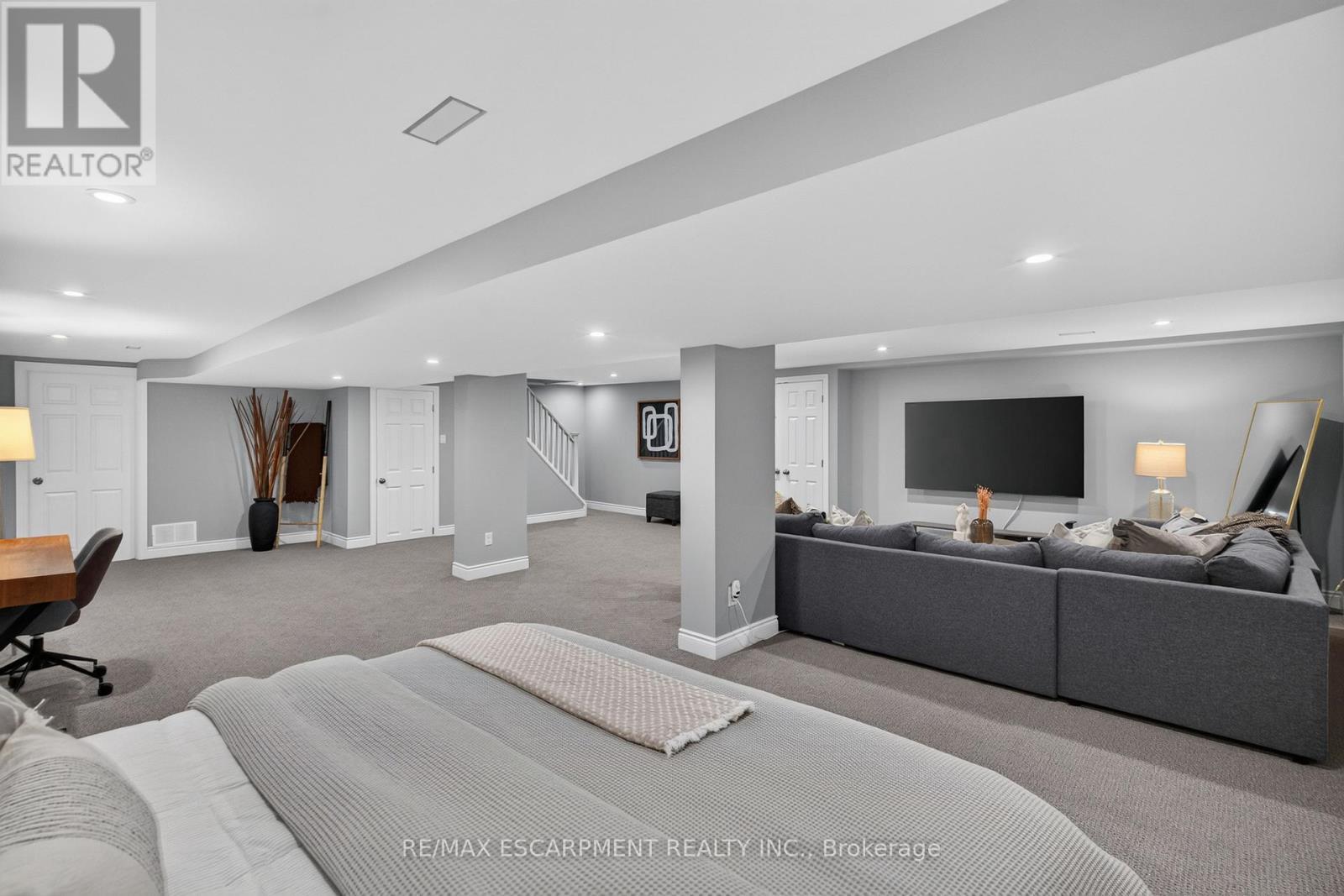 So many options - 4461 Tremineer Avenue, Burlington, ON - Indoor