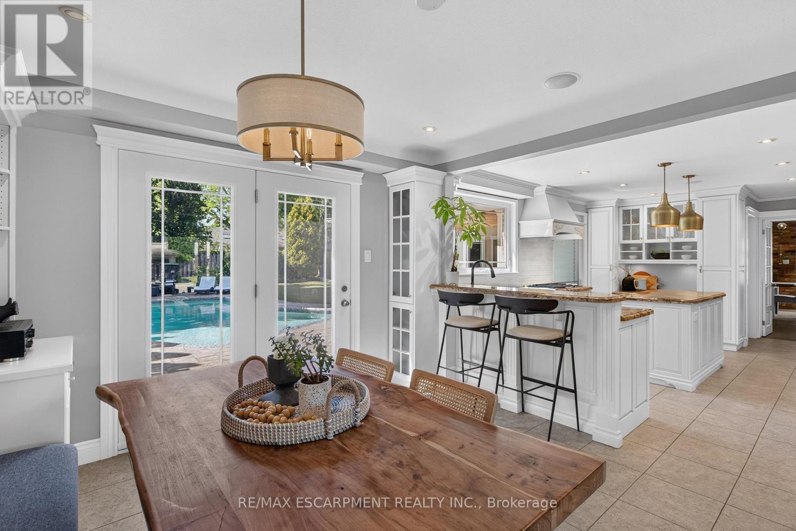Pull up a stool - 4461 Tremineer Avenue, Burlington, ON - Indoor