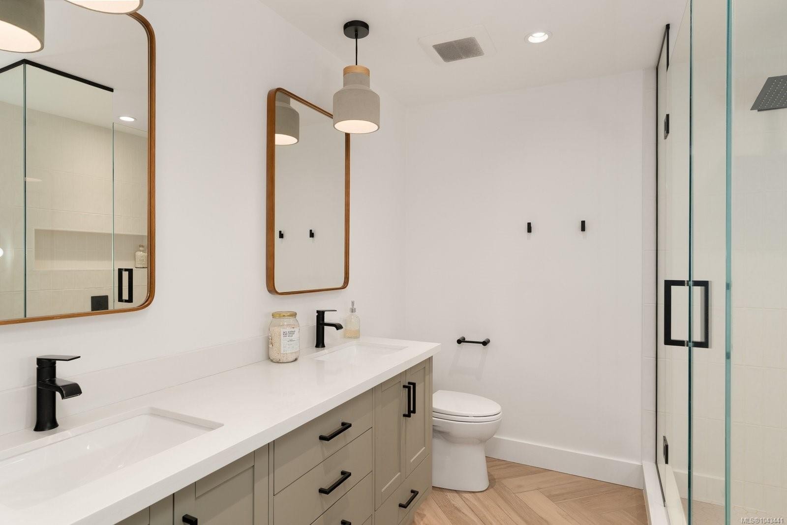 #4-4583 Wilkinson Rd, Saanich, BC