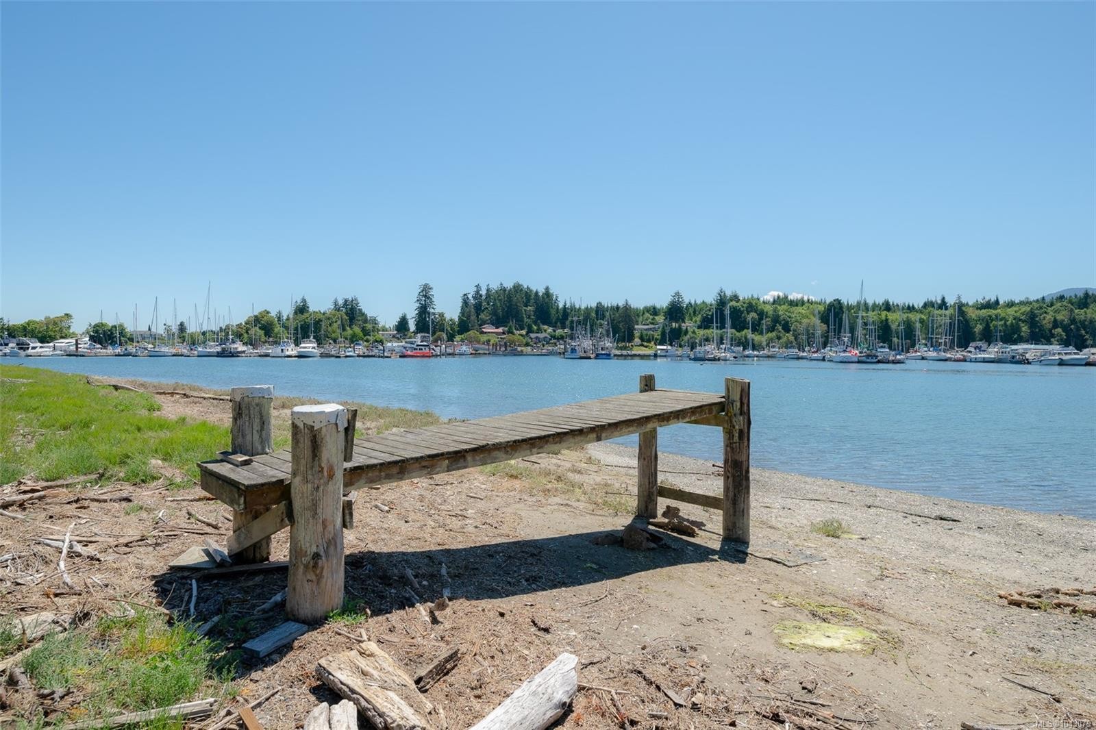 5492 Deep Bay Dr, Bowser, BC