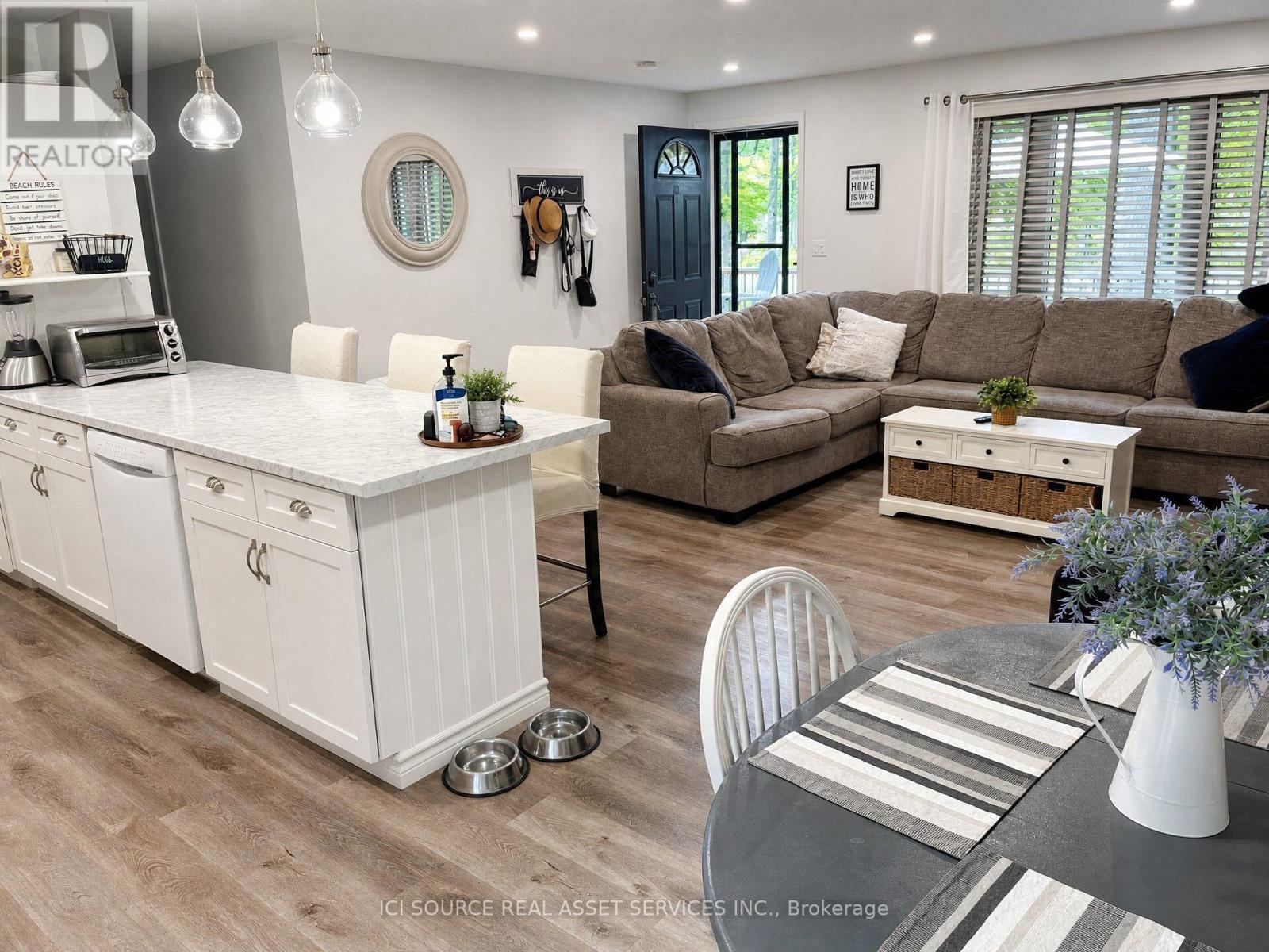 110 Wolfe Trail, Tiny, ON - Indoor Photo Showing Living Room