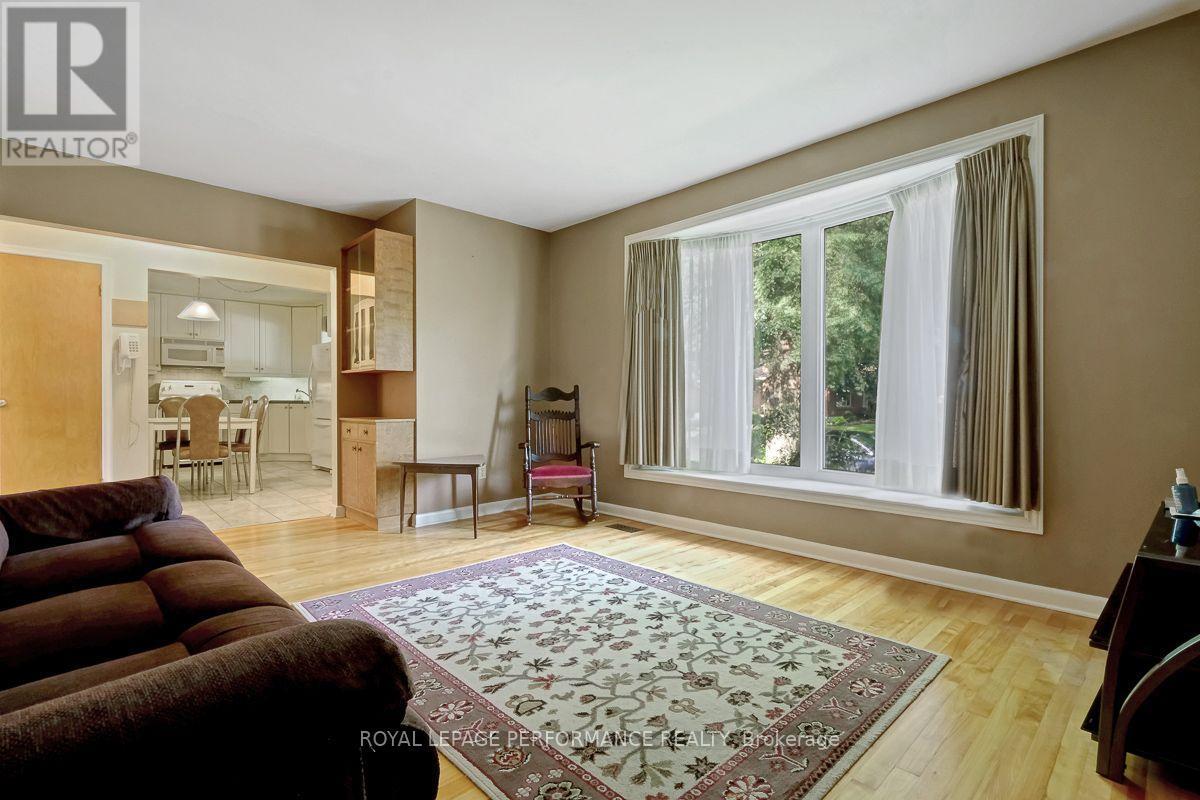 2038 Arch Street, Ottawa, ON - Indoor Photo Showing Living Room