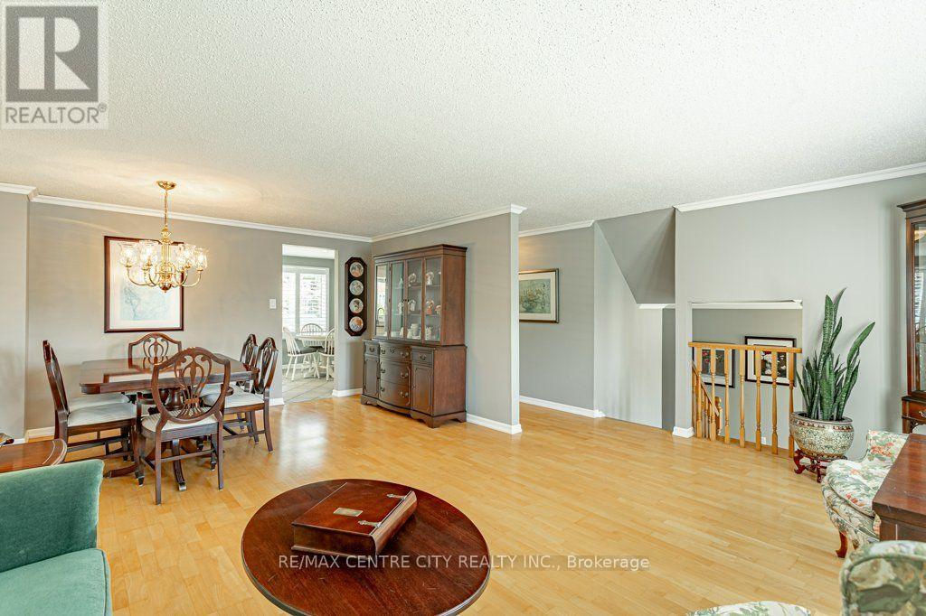 39 Bonnybank Court, Kitchener, ON - Indoor Photo Showing Living Room