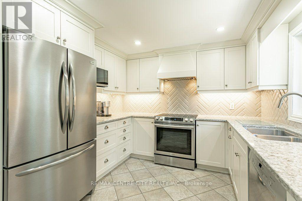 39 Bonnybank Court, Kitchener, ON - Indoor Photo Showing Kitchen With Stainless Steel Kitchen With Double Sink With Upgraded Kitchen