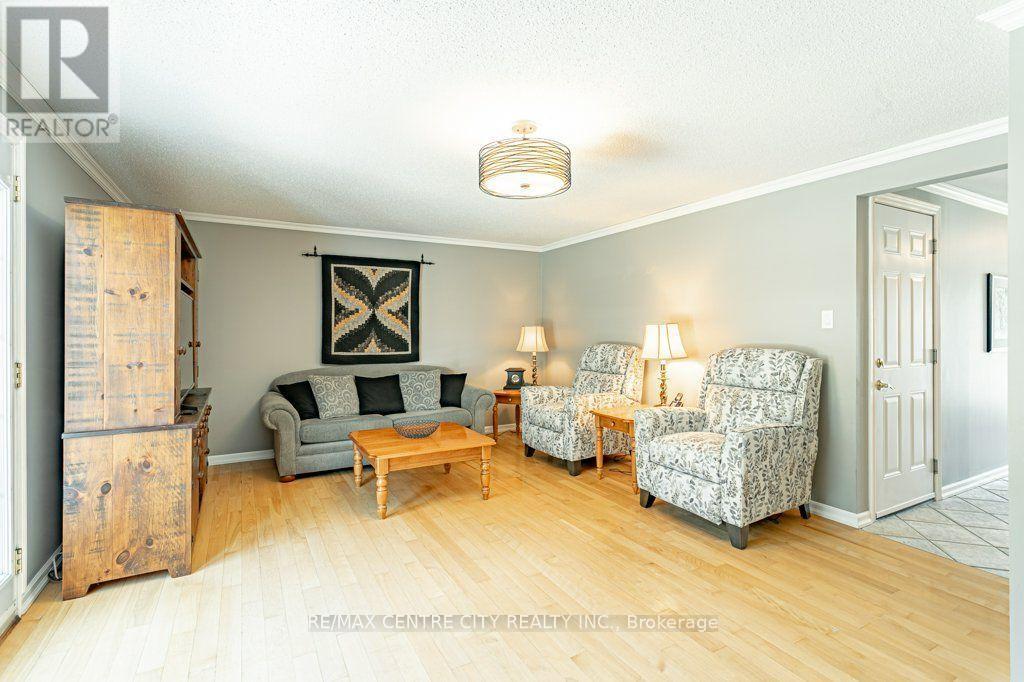 39 Bonnybank Court, Kitchener, ON - Indoor Photo Showing Living Room