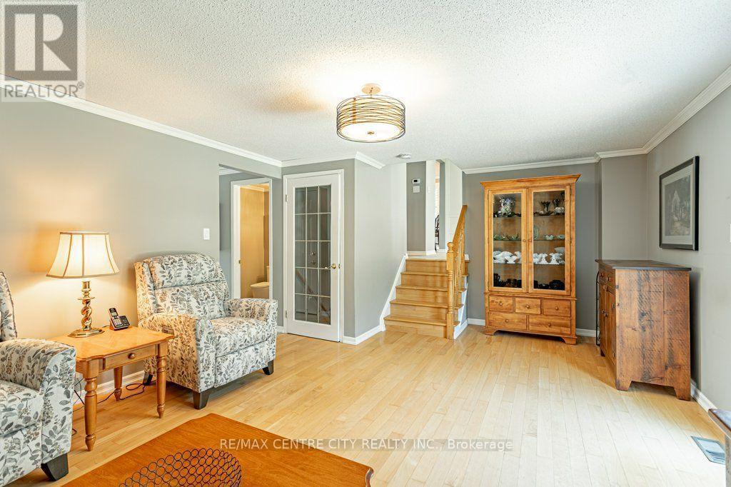 39 Bonnybank Court, Kitchener, ON - Indoor Photo Showing Living Room