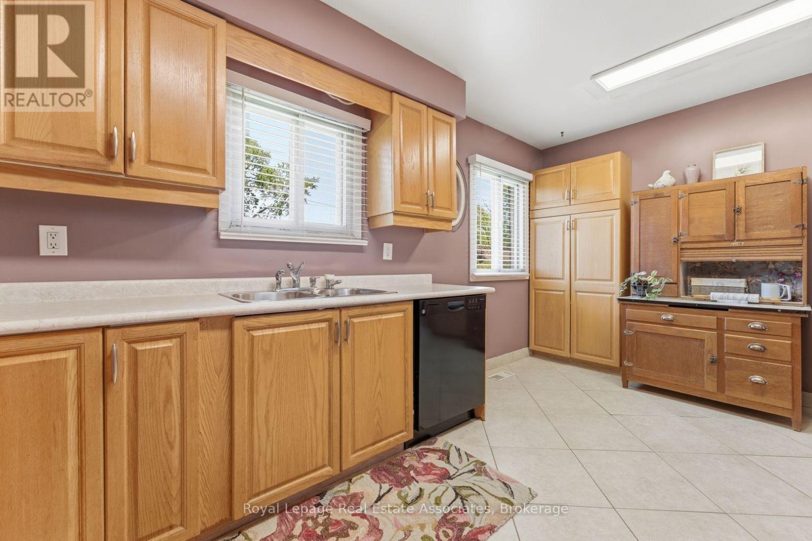 1069 Alexandra Avenue, Mississauga, ON - Indoor Photo Showing Kitchen With Double Sink