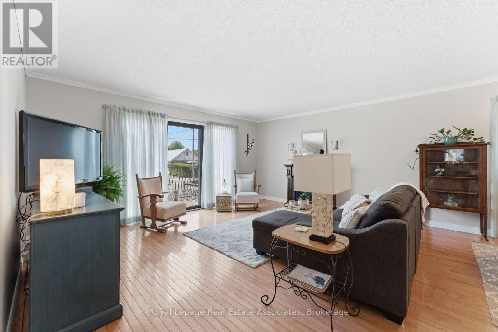 1069 Alexandra Avenue, Mississauga, ON - Indoor Photo Showing Living Room