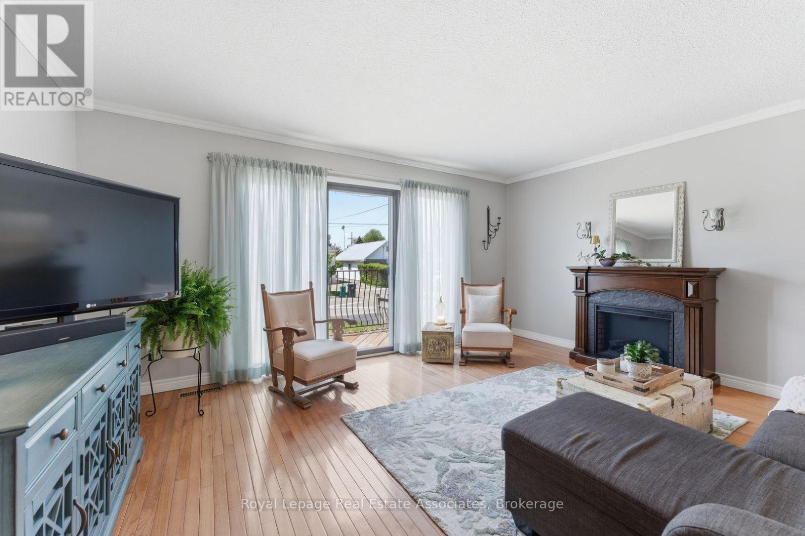 1069 Alexandra Avenue, Mississauga, ON - Indoor Photo Showing Living Room With Fireplace