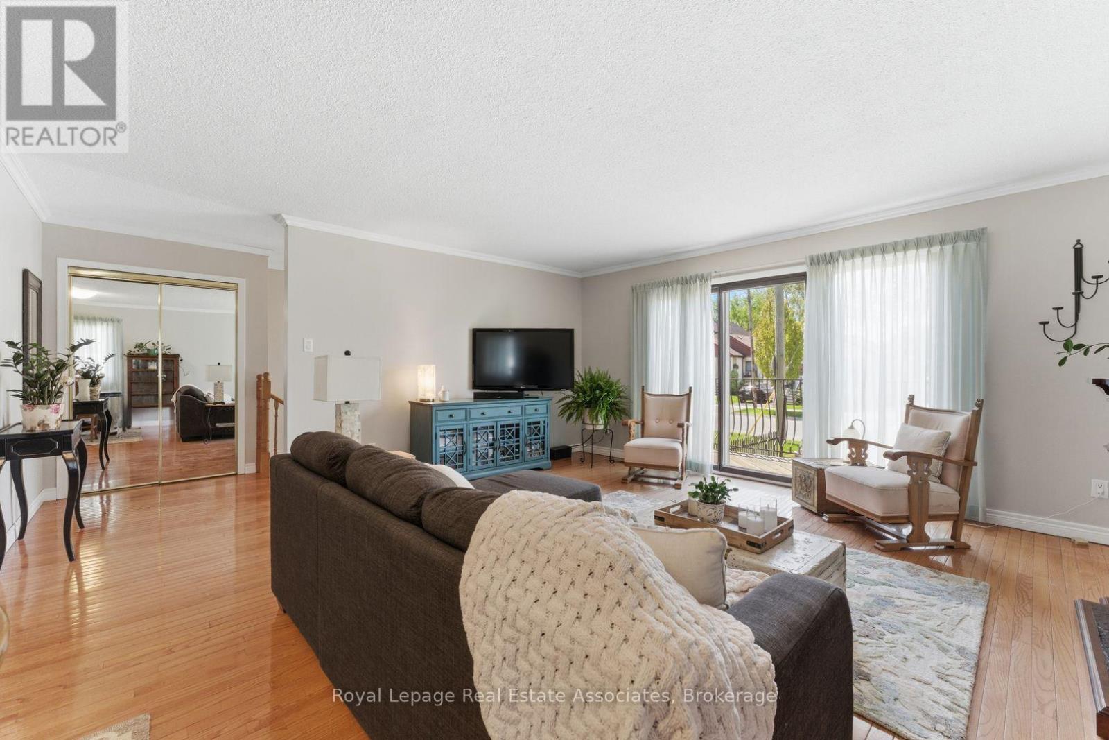 1069 Alexandra Avenue, Mississauga, ON - Indoor Photo Showing Living Room
