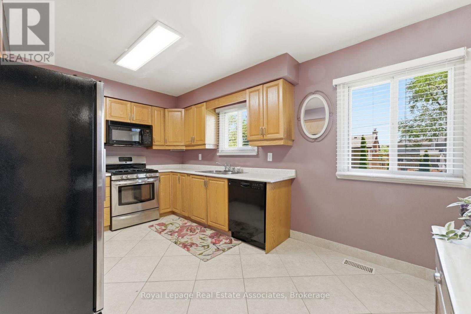 1069 Alexandra Avenue, Mississauga, ON - Indoor Photo Showing Kitchen