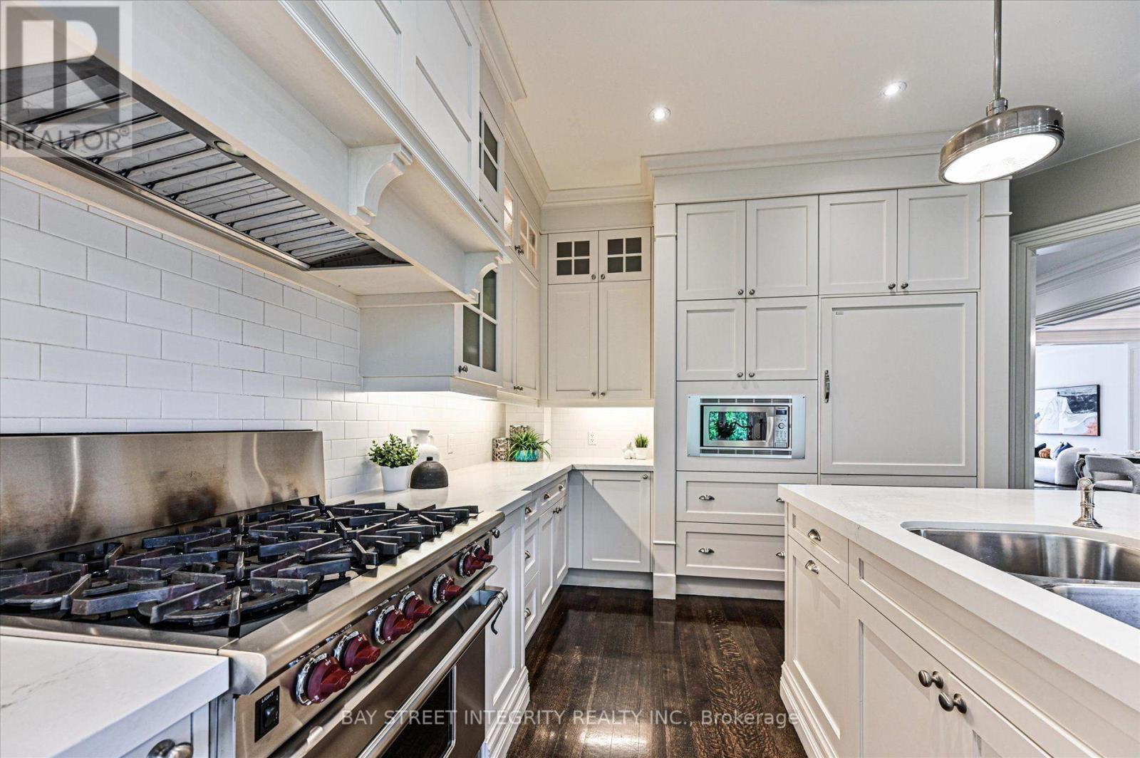 5 Westgrove Crescent, Toronto, ON - Indoor Photo Showing Kitchen With Double Sink With Upgraded Kitchen