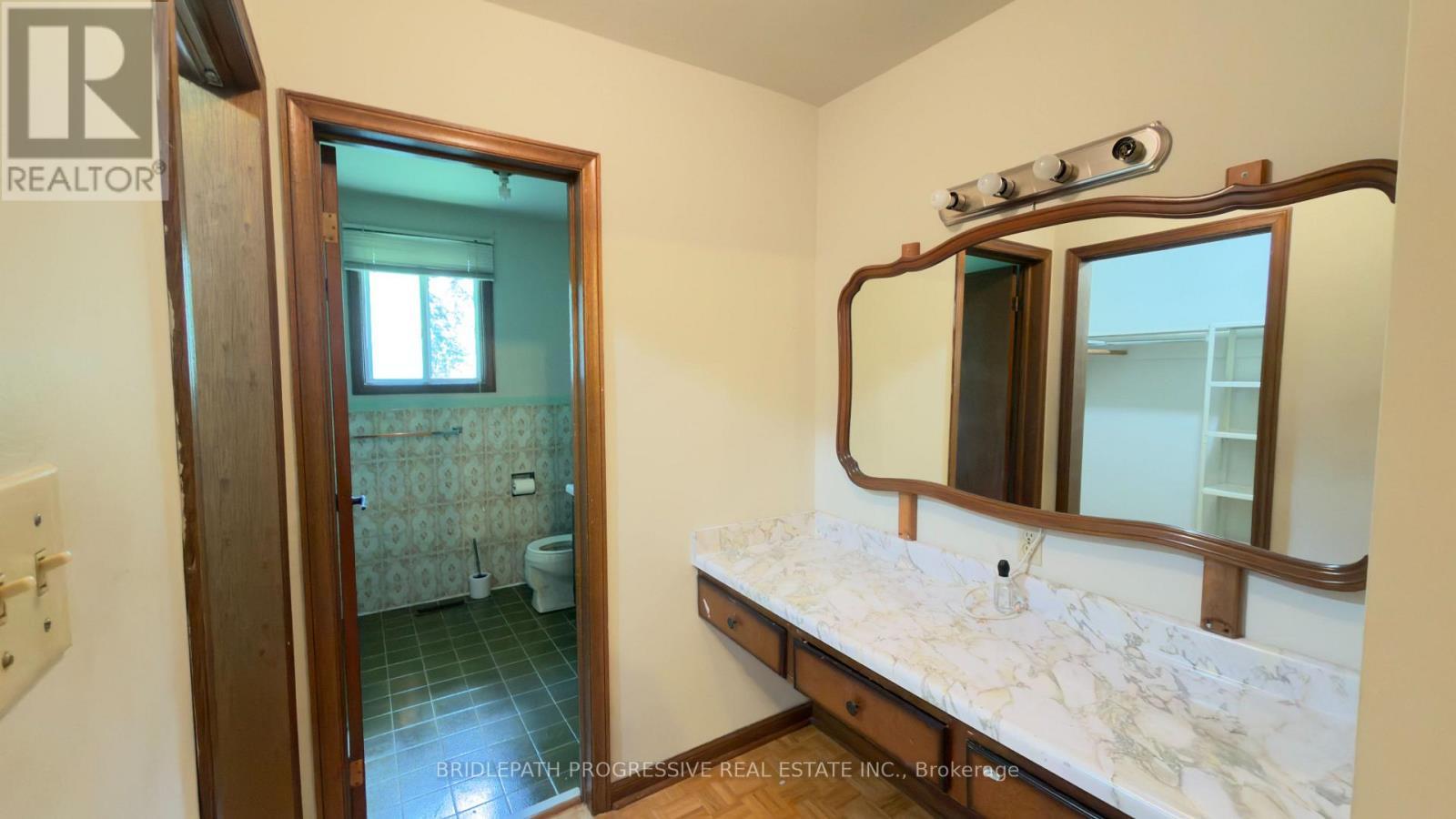 589 Sheppard Avenue E, Toronto, ON - Indoor Photo Showing Bathroom