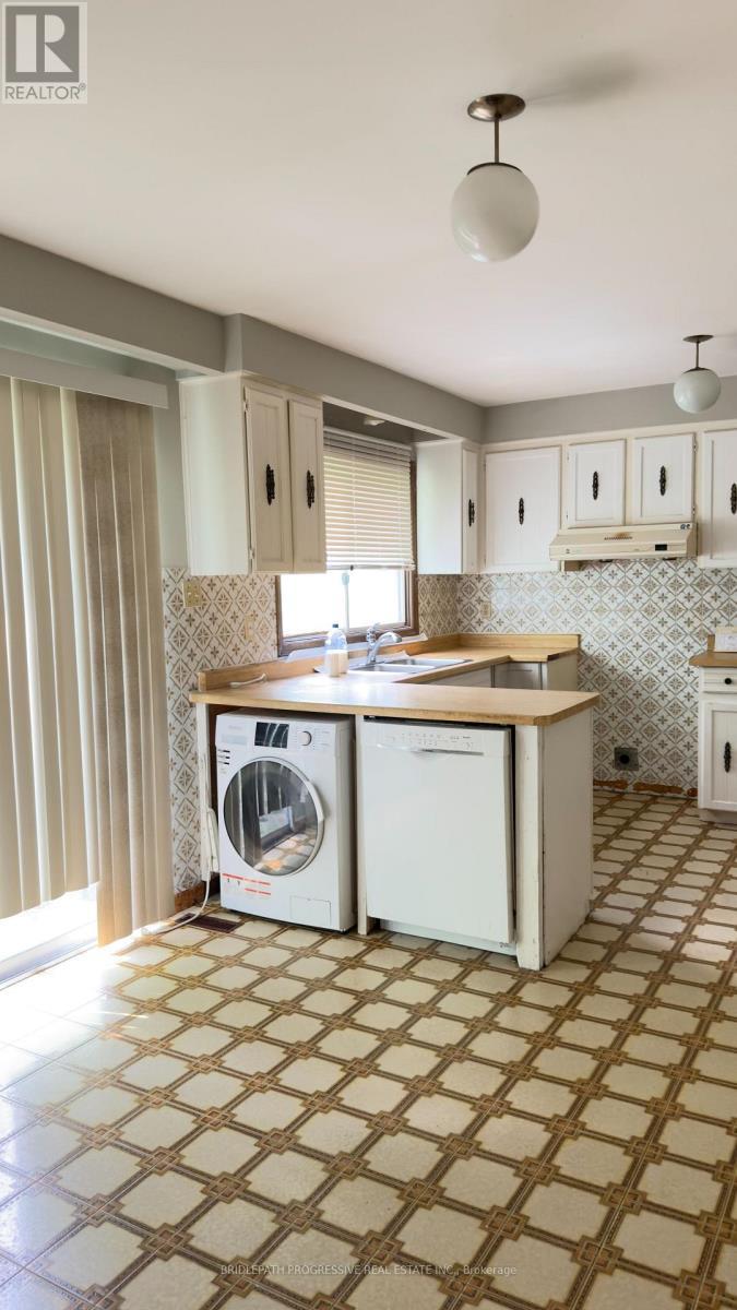 589 Sheppard Avenue E, Toronto, ON - Indoor Photo Showing Kitchen