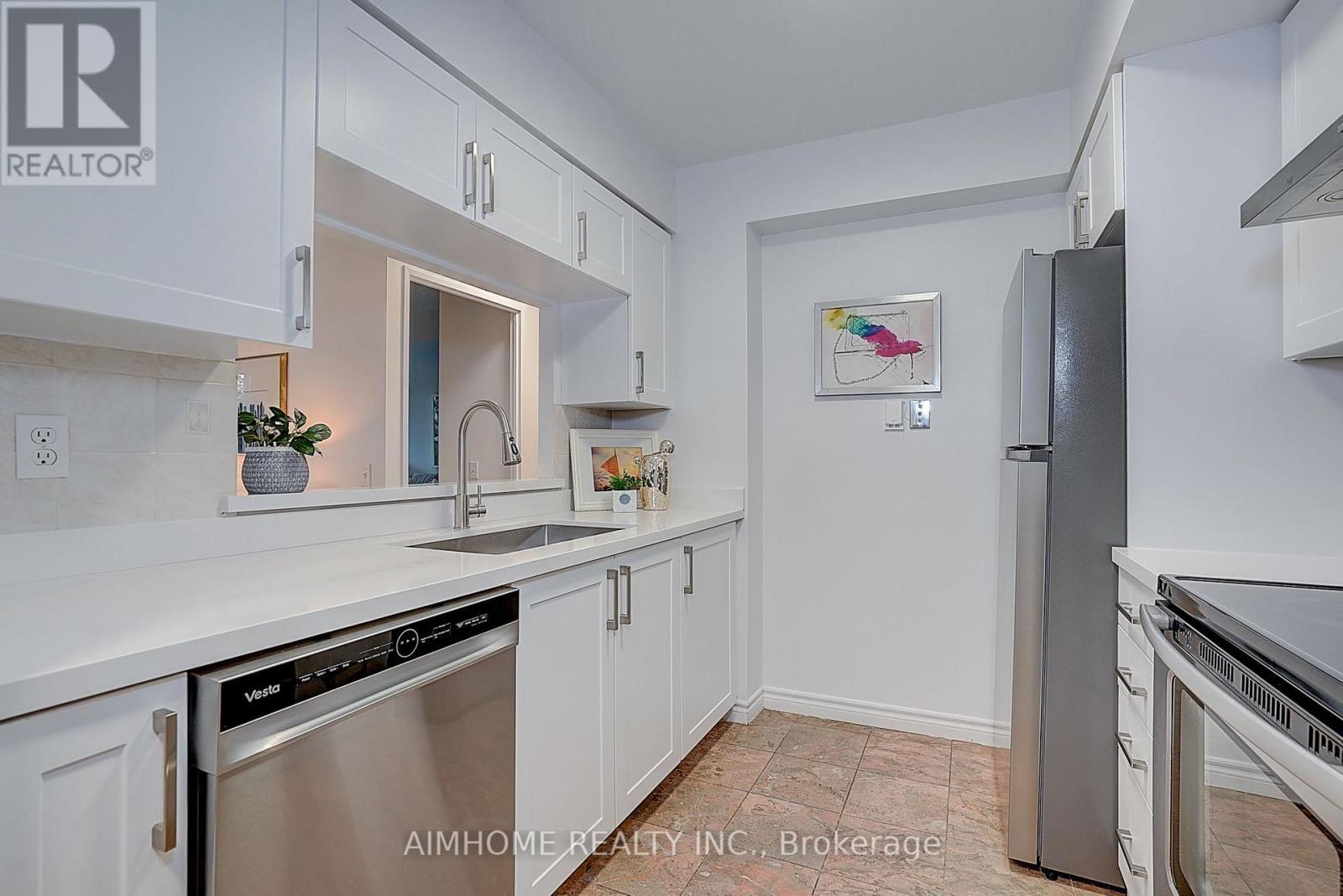 511 - 238 Doris Avenue, Toronto, ON - Indoor Photo Showing Kitchen