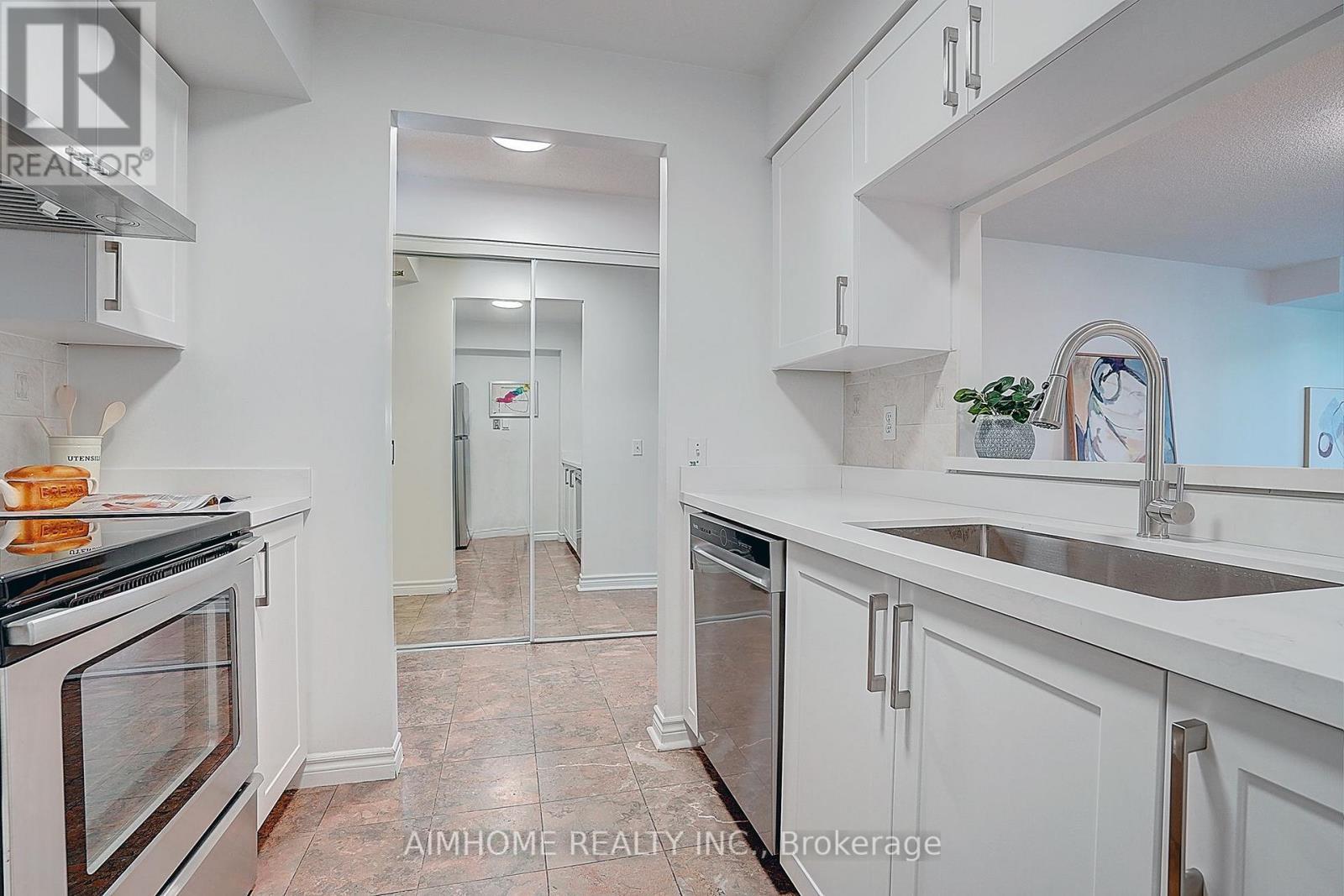 511 - 238 Doris Avenue, Toronto, ON - Indoor Photo Showing Kitchen