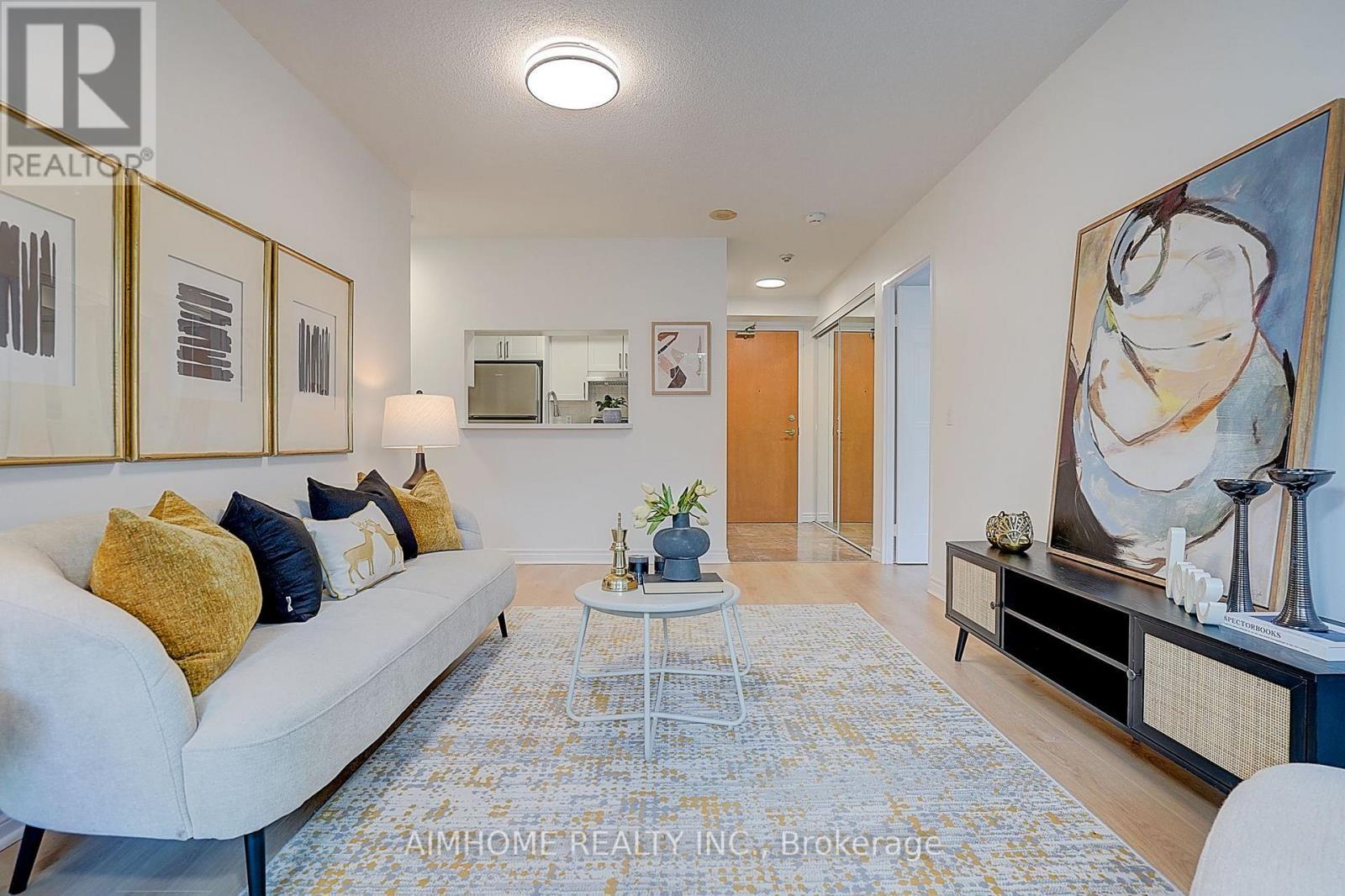 511 - 238 Doris Avenue, Toronto, ON - Indoor Photo Showing Living Room