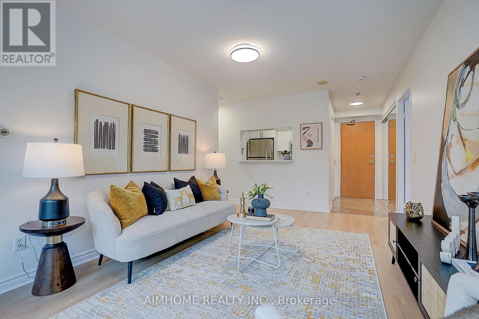 511 - 238 Doris Avenue, Toronto, ON - Indoor Photo Showing Living Room