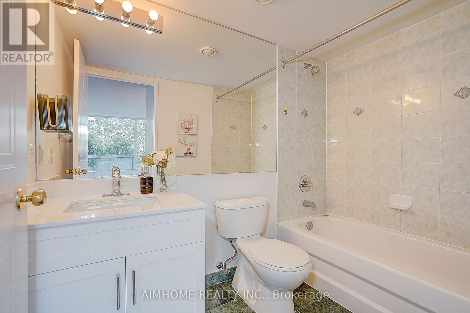 511 - 238 Doris Avenue, Toronto, ON - Indoor Photo Showing Bathroom