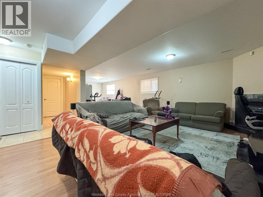 4583 Helsinki, Windsor, ON - Indoor Photo Showing Living Room