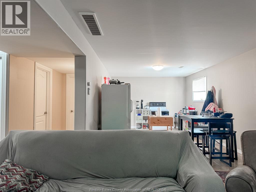 4583 Helsinki, Windsor, ON - Indoor Photo Showing Living Room