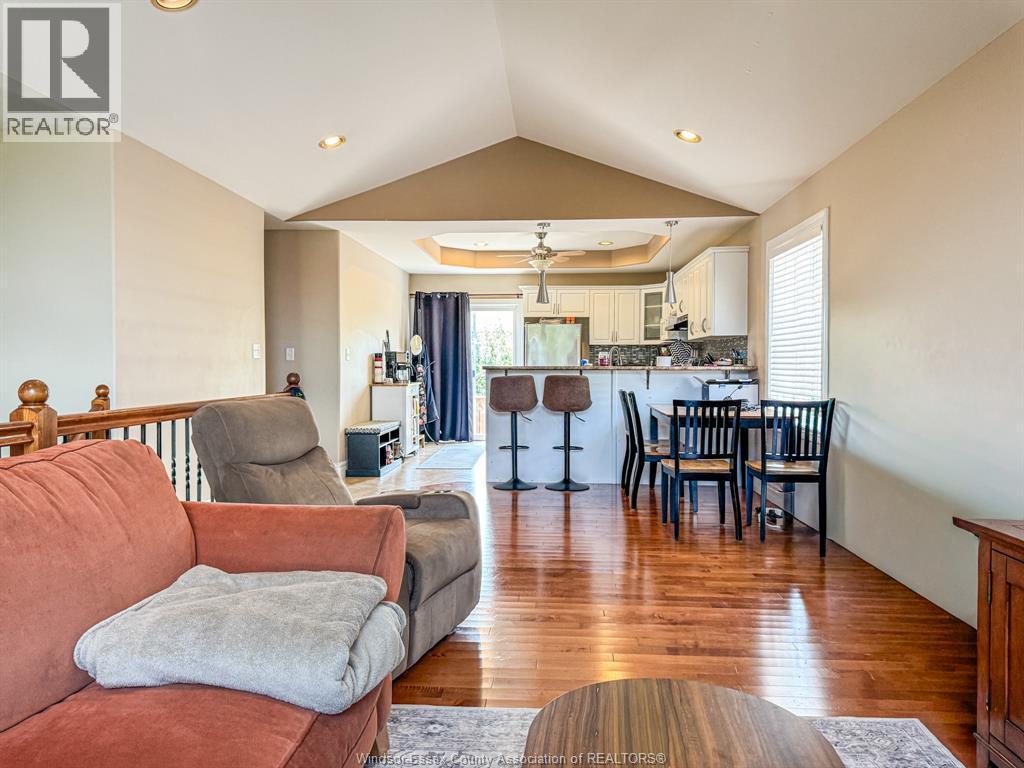 4583 Helsinki, Windsor, ON - Indoor Photo Showing Living Room