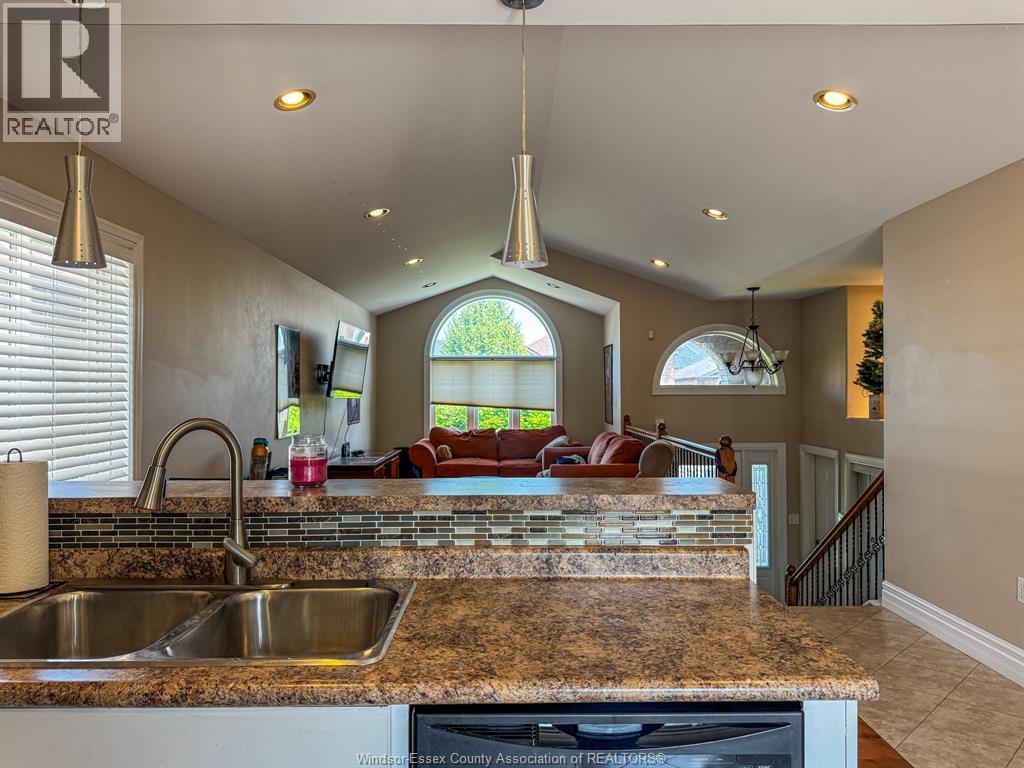 4583 Helsinki, Windsor, ON - Indoor Photo Showing Kitchen With Double Sink
