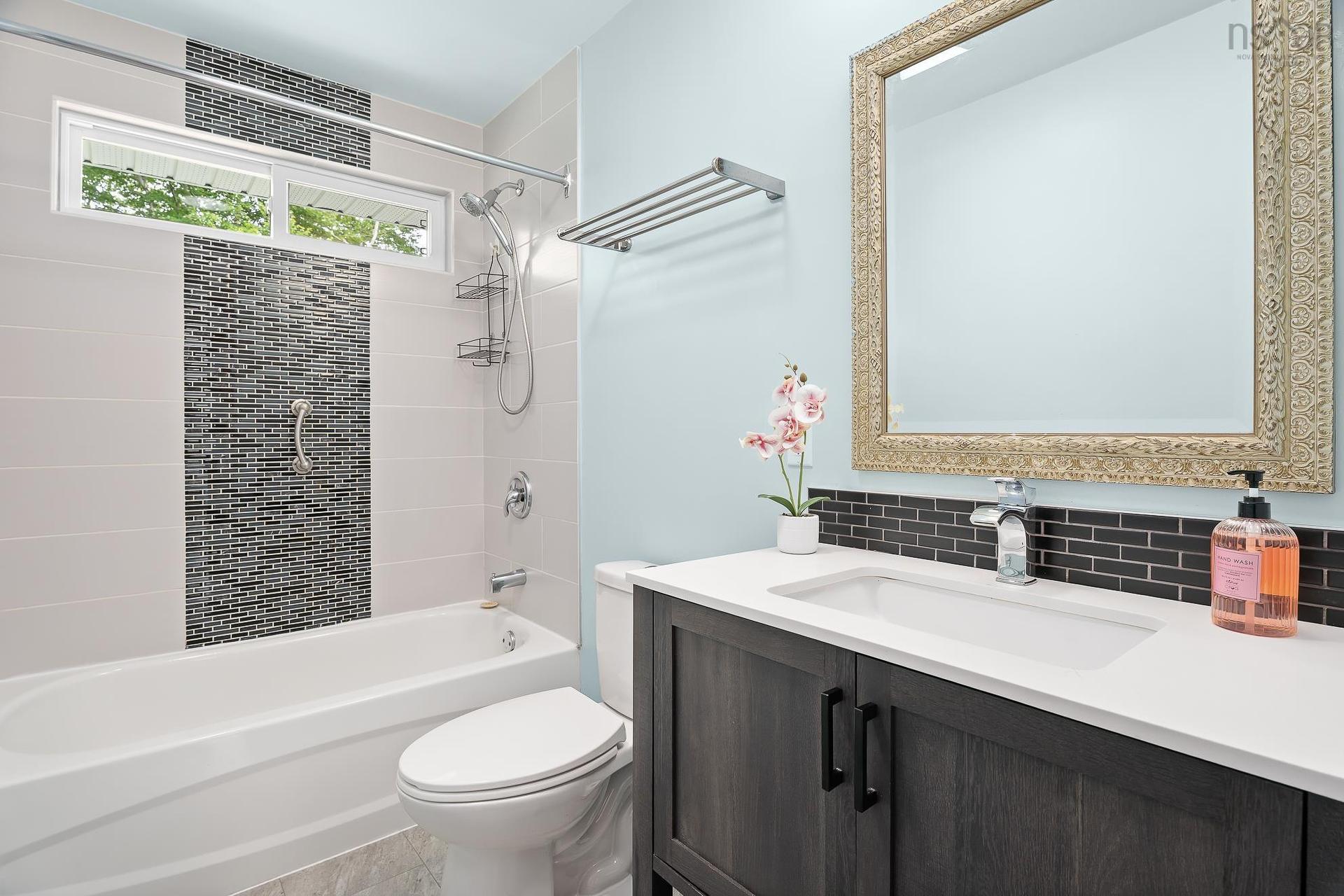 87 Marlboro Drive, Bridgewater, NS - Indoor Photo Showing Bathroom