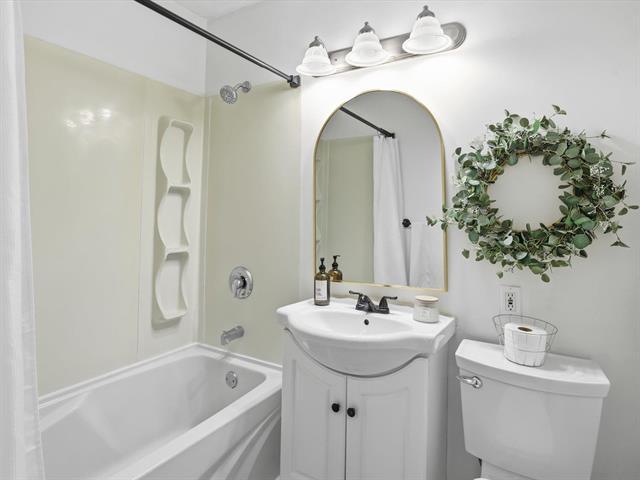 107 Berkshire Bay, Winnipeg, MB - Indoor Photo Showing Bathroom