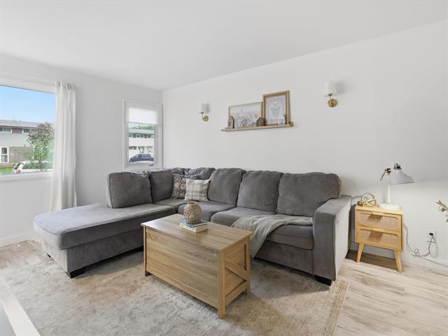 107 Berkshire Bay, Winnipeg, MB - Indoor Photo Showing Living Room