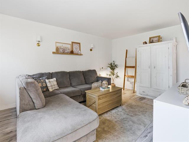 107 Berkshire Bay, Winnipeg, MB - Indoor Photo Showing Living Room