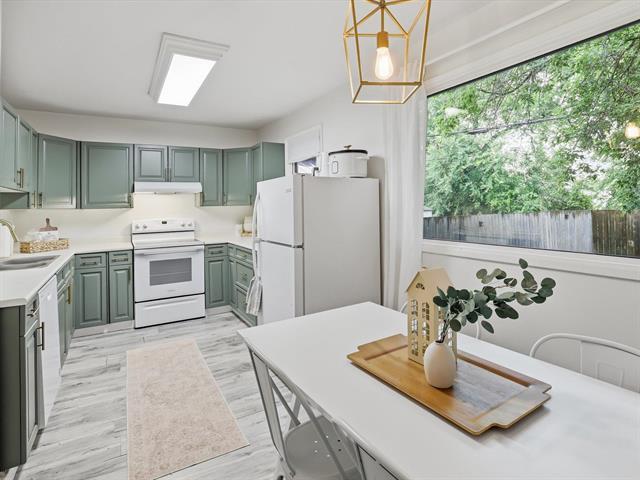 107 Berkshire Bay, Winnipeg, MB - Indoor Photo Showing Kitchen