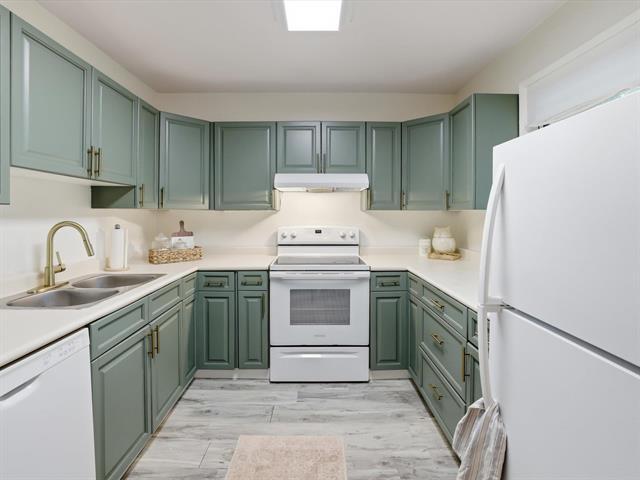 107 Berkshire Bay, Winnipeg, MB - Indoor Photo Showing Kitchen With Double Sink
